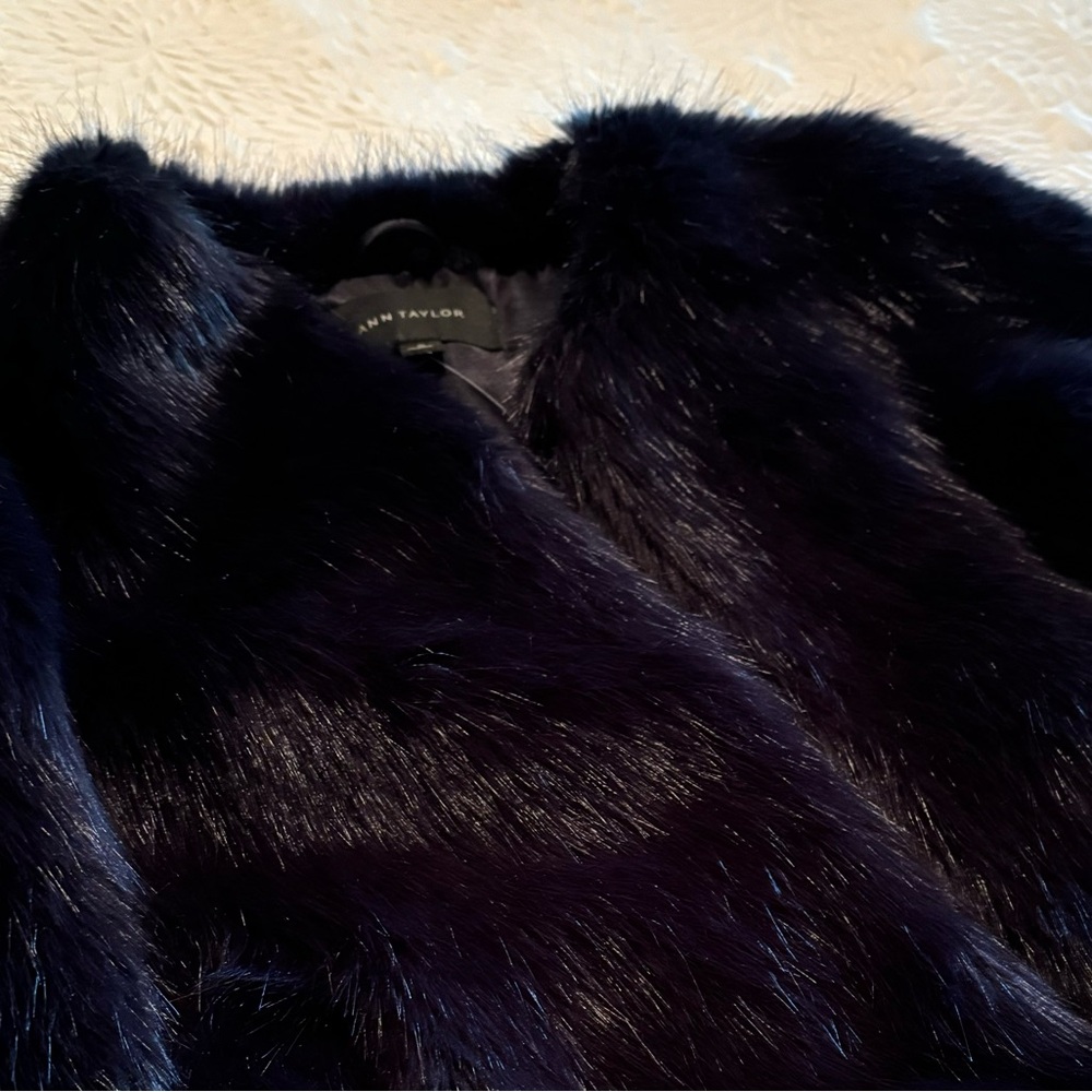 Elegant Faux Fur Coat by ANN TAYLOR in beautiful Navy NWT - Picture 3 of 16